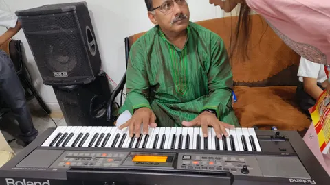 Shirish Chandolikar with students